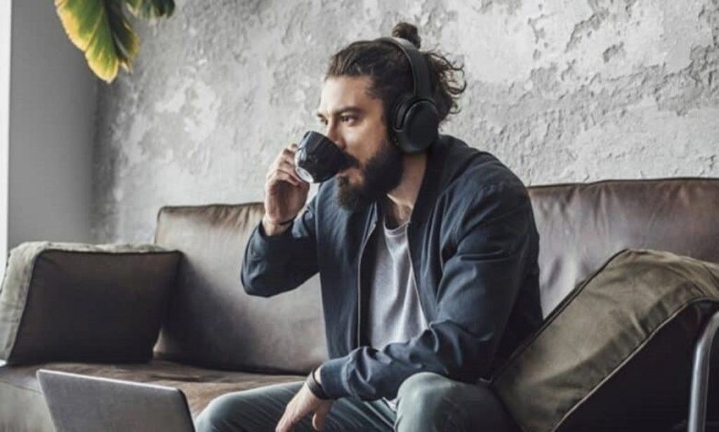 JBL Tour ONE M2 look modern and elegant without eccentricities