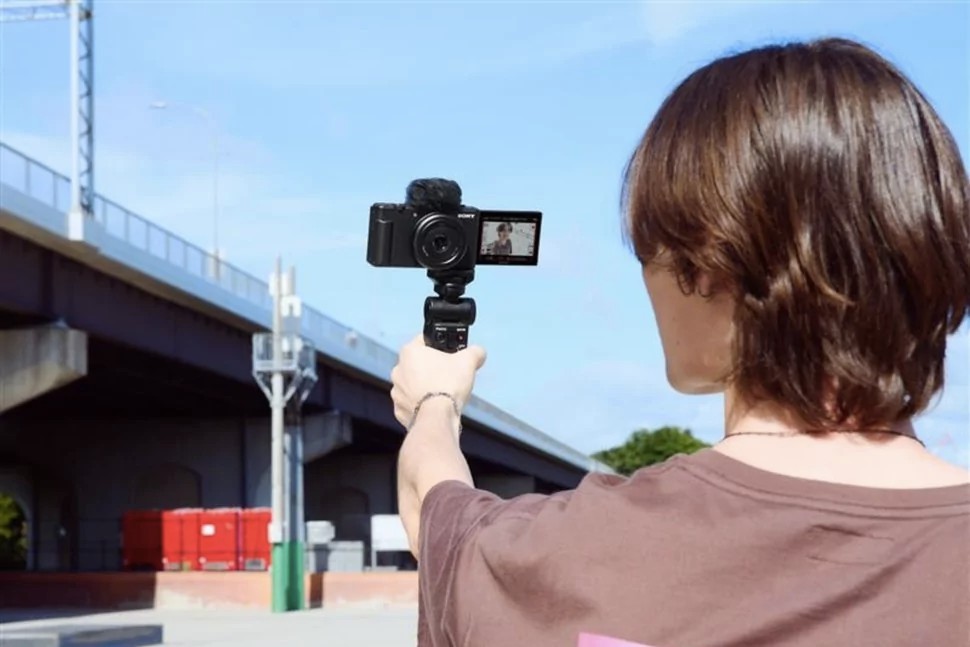 SONY INTRODUCED A COMPACT CAMERA FOR VLOGGERS