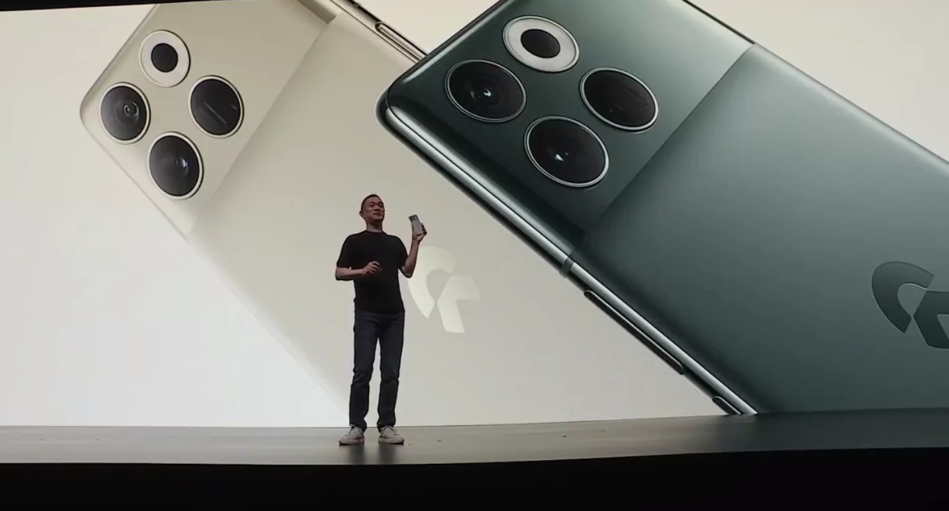 NIO PHONE, THE WORLD'S FIRST SMARTPHONE FROM A CAR MANUFACTURER, HAS BEEN INTRODUCED. IT REPLACES THE ON-BOARD SYSTEM