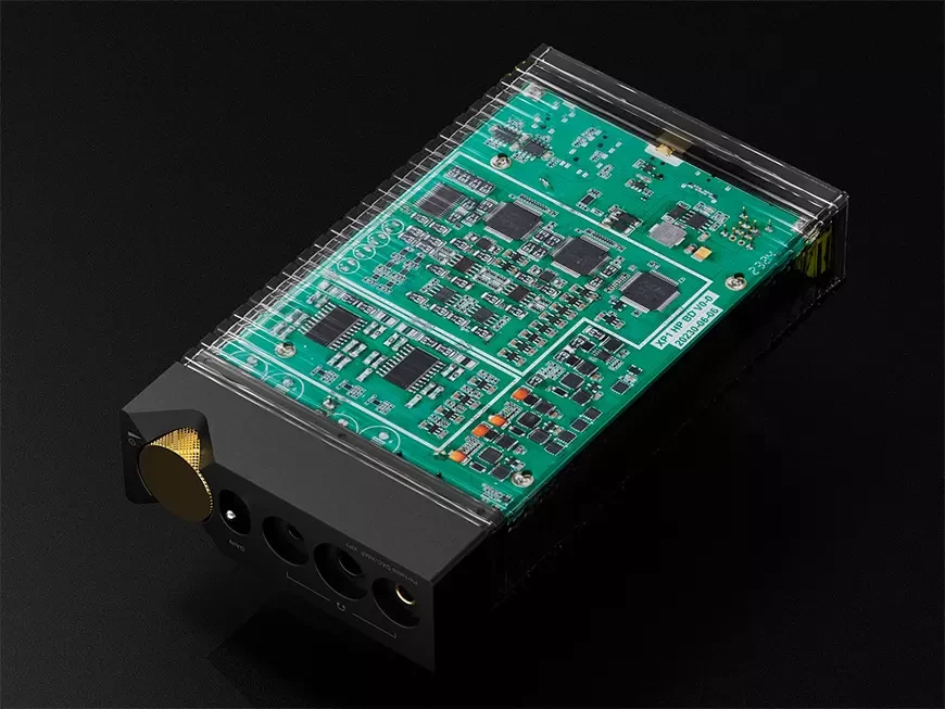 The additional Muses8920 chip provides balanced analog outputs - linear and variable.