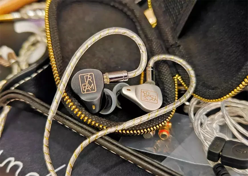 In-ear hybrid headphones Simgot EM10