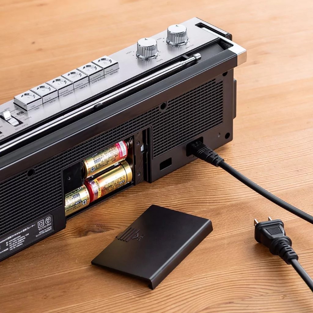 One additional feature is the AM/FM radio, capable of receiving AM stations within the frequency range of 530 to 1600 kHz and FM stations from 76 to 108 MHz.